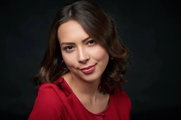 Woman in red shirt and wavy hair — Stock Photo, Image