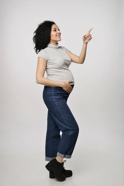 Mulher grávida com espaço de cópia na palma da mão — Fotografia de Stock