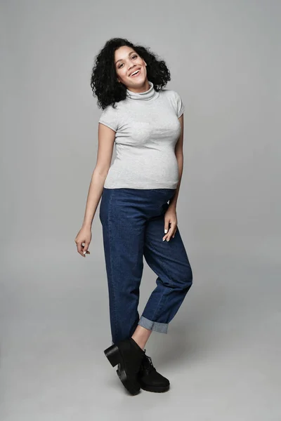 W ciąży kobiety stojącej w pełnej długości — Zdjęcie stockowe