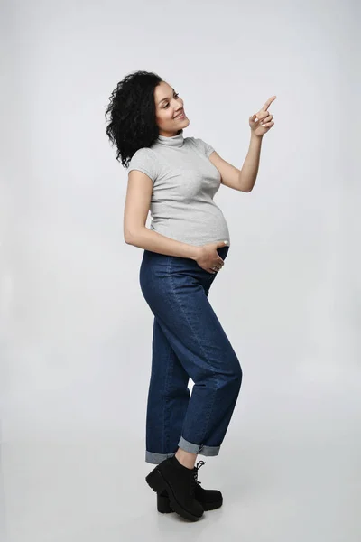 Schwangere mit Kopierplatz auf der Handfläche — Stockfoto