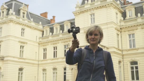Mujer turista filmando con una pequeña cámara personal — Vídeos de Stock