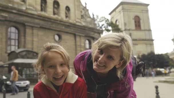 Happy family laughing in downtown — Stock Video