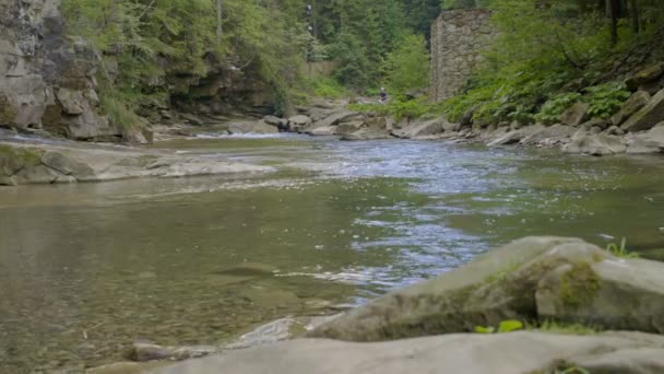 Río de montaña en cañón — Vídeo de stock