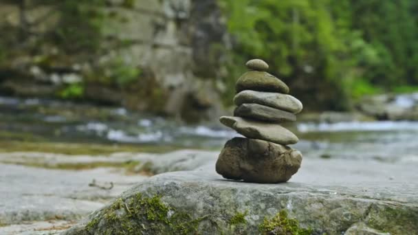 Troll de piedra, con bosque y río de montaña al fondo — Vídeos de Stock