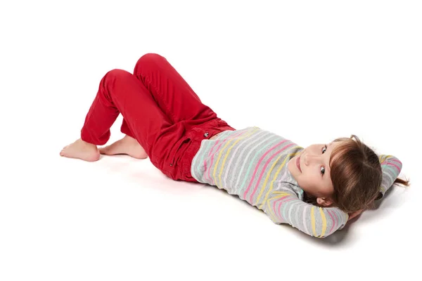 Девочка лежит на полу и смотрит в сторону. — стоковое фото