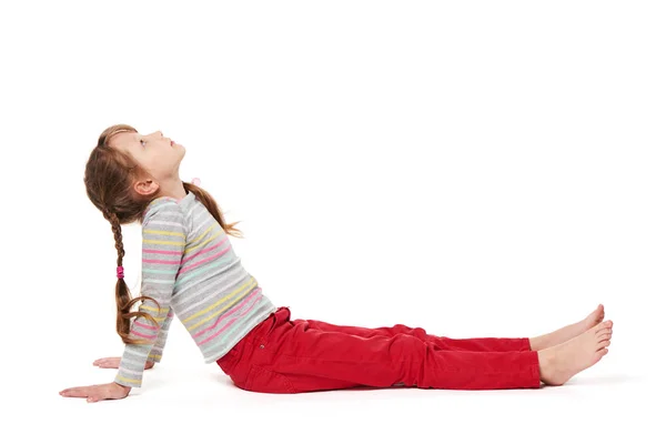 Dziecko dziewczynka siedzi na podłodze patrząc w górę — Zdjęcie stockowe