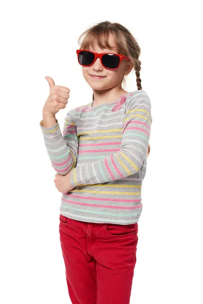 Child girl in sunglasses gesturing thumb up — Stock Photo, Image