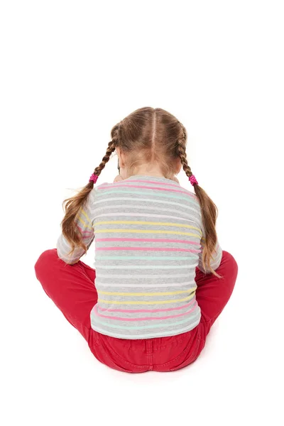 Criança ofendida sentada no chão, vista traseira — Fotografia de Stock