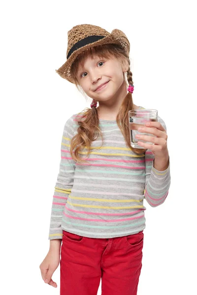 Bella bambina che tiene un bicchiere d'acqua — Foto Stock