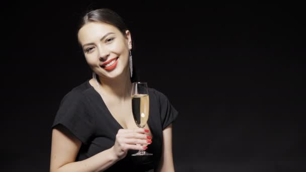 愉快的微笑的妇女与玻璃香槟 — 图库视频影像