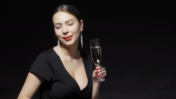 Счастливая улыбающаяся женщина с бокалом шампанского — стоковое видео