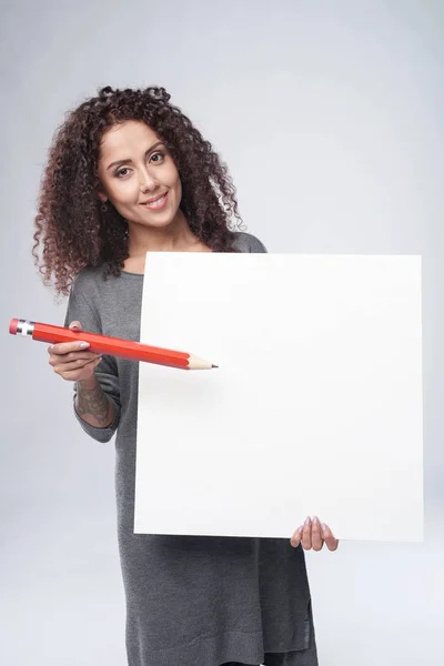 Mujer rizada con pizarra blanca — Foto de Stock