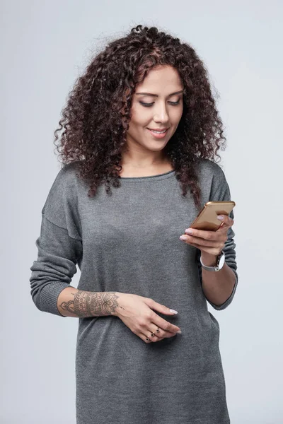 Donna che invia un sms sul cellulare — Foto Stock