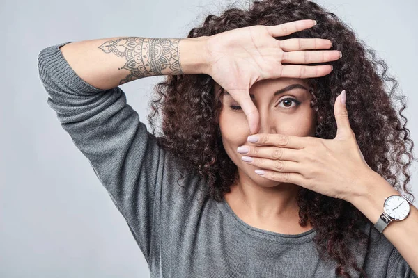 Frau fertigt Rahmen mit Händen — Stockfoto