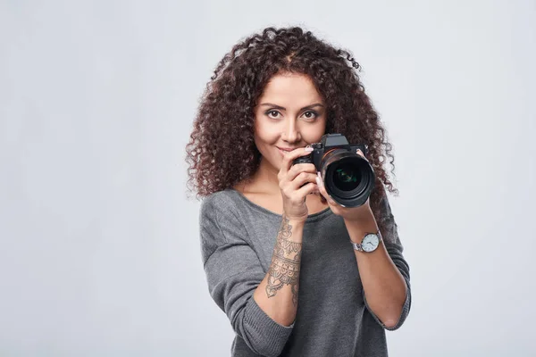 Жінка-фотограф з професійною фотокамерою — стокове фото