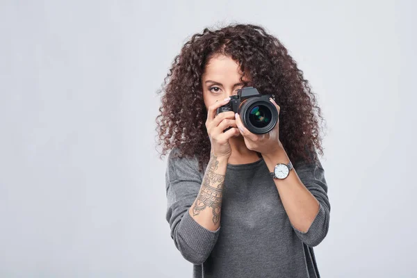 Žena fotograf s profesionálním fotoaparátem — Stock fotografie