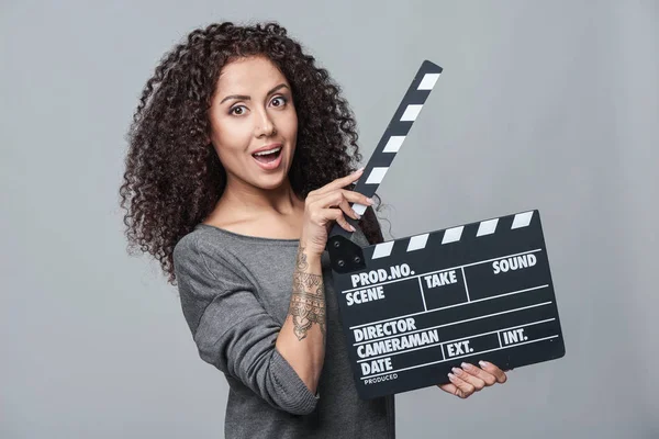 Vrouwen houden van film klepel bestuur — Stockfoto