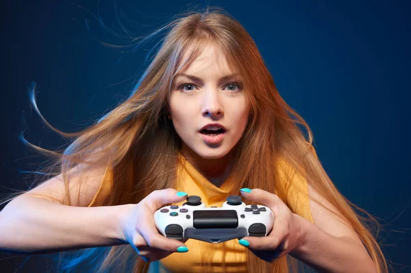Κορίτσι που παίζει βιντεοπαιχνίδι με joystick — Φωτογραφία Αρχείου