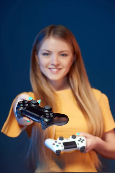 Κορίτσι σας δίνει joystick — Φωτογραφία Αρχείου