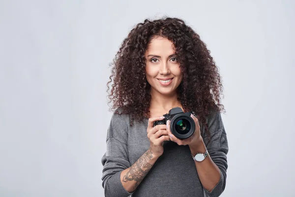 Жінка-фотограф з професійною фотокамерою — стокове фото