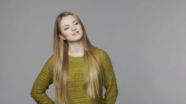 Mujer sonriendo mirando a un lado — Vídeo de stock