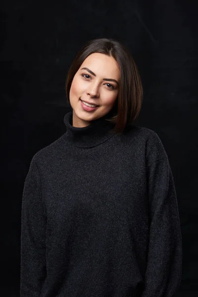 Mulher confiante em camisola cinza sorrindo — Fotografia de Stock