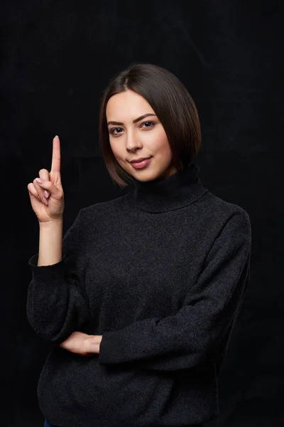 Mujer segura en suéter gris sonriendo — Foto de Stock