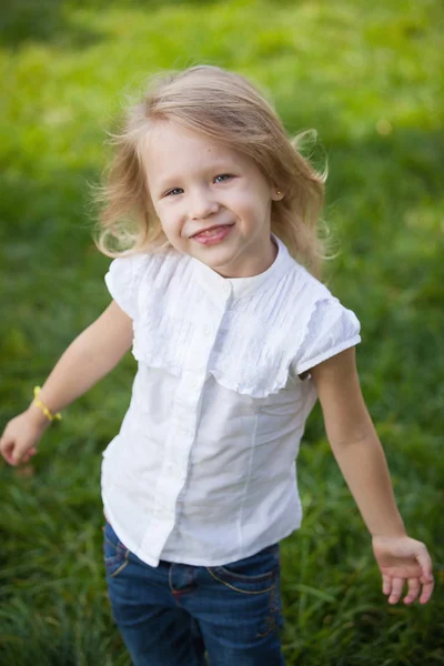 Happy smiling little girl in a summer park — Stock Photo, Image