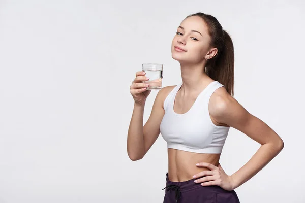 Sportig teen flicka med glas vatten — Stockfoto