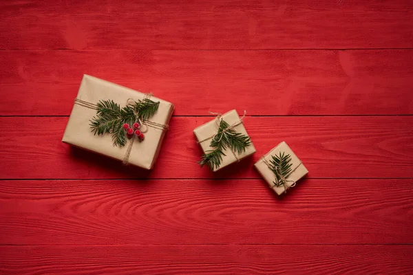 Kerst- of nieuwjaarscadeaus op rode houten planken — Stockfoto