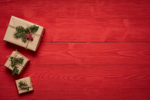 Kerst- of nieuwjaarscadeaus op rode houten planken — Stockfoto