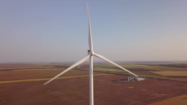 Luchtfoto Close Van Een Windturbine Energieproductie Velden — Stockvideo