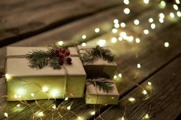 Cadeaux de Noël sur des planches de bois rugueuses — Photo