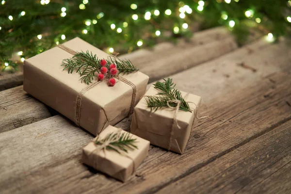 Kerstgeschenken op ruw verweerde houten planken — Stockfoto