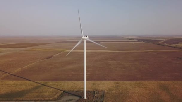 Vista Aérea Una Sola Turbina Eólica Producción Energía Los Campos — Vídeos de Stock