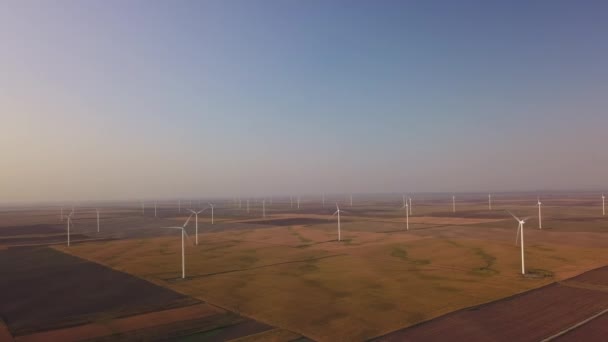 Vista Aérea Las Turbinas Eólicas Producción Energía Los Campos — Vídeos de Stock