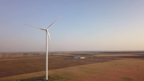 Vue Aérienne Une Seule Éolienne Production Énergie Dans Les Champs — Video