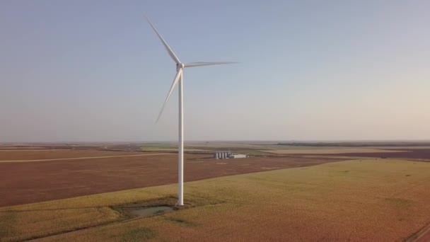 Vue Aérienne Une Seule Éolienne Production Énergie Dans Les Champs — Video