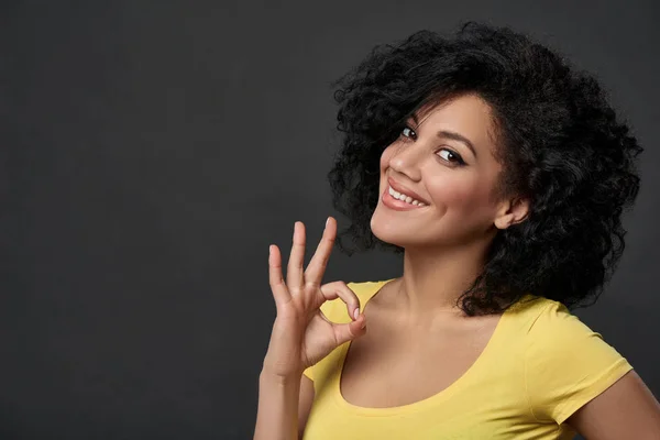 Mujer feliz mirando a la cámara sonriendo y haciendo gestos signo OK — Foto de Stock