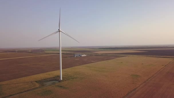 Vista Aérea Una Sola Turbina Eólica Producción Energía Los Campos — Vídeos de Stock