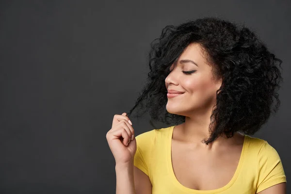 Mulher brincalhão tocando seu cabelo — Fotografia de Stock