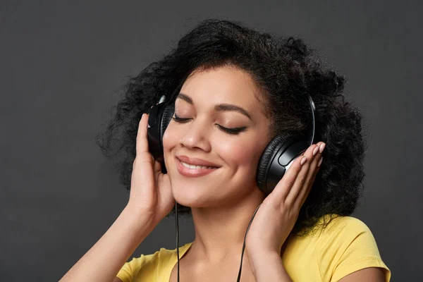 Жінка слухає музику із закритими очима — стокове фото
