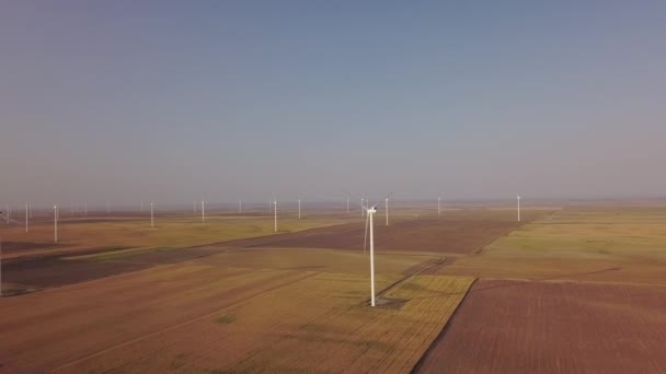 風力タービンの空中図農村部のエネルギー生産農場 — ストック動画