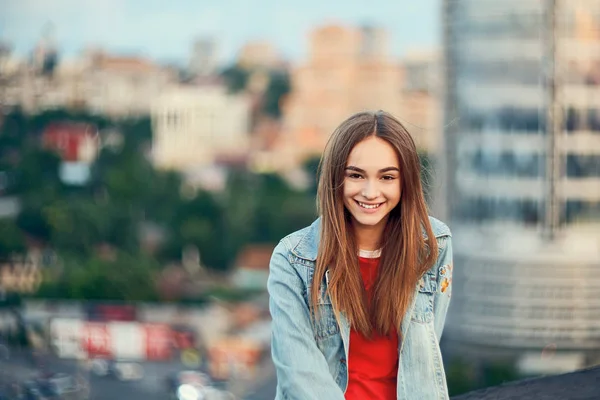 Lovely έφηβος κορίτσι στο φόντο αστικό τοπίο — Φωτογραφία Αρχείου