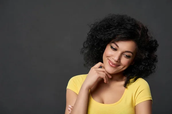 Happy girl with hand on chin looking down in thoughts — Stock Photo, Image