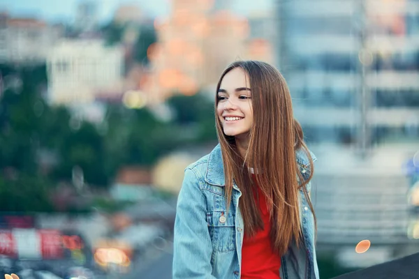 美しいですティーン女の子上の街並み背景 — ストック写真