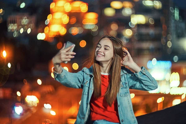 Adolescente menina na paisagem urbana fundo fazendo auto retrato com seu telefone inteligente — Fotografia de Stock