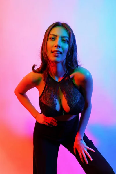 Schoonheid mode portret van vrouw in zwart lingerie met kleurrijke neon licht — Stockfoto