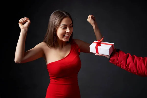 Förvånad Upphetsad Kvinna Röd Aftonklänning Acceptera Presentförpackning Över Svart Bakgrund — Stockfoto