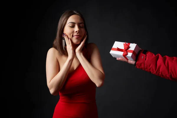 Wanita Cantik Bergaun Merah Malam Menerima Kotak Hadiah Menebak Dengan — Stok Foto